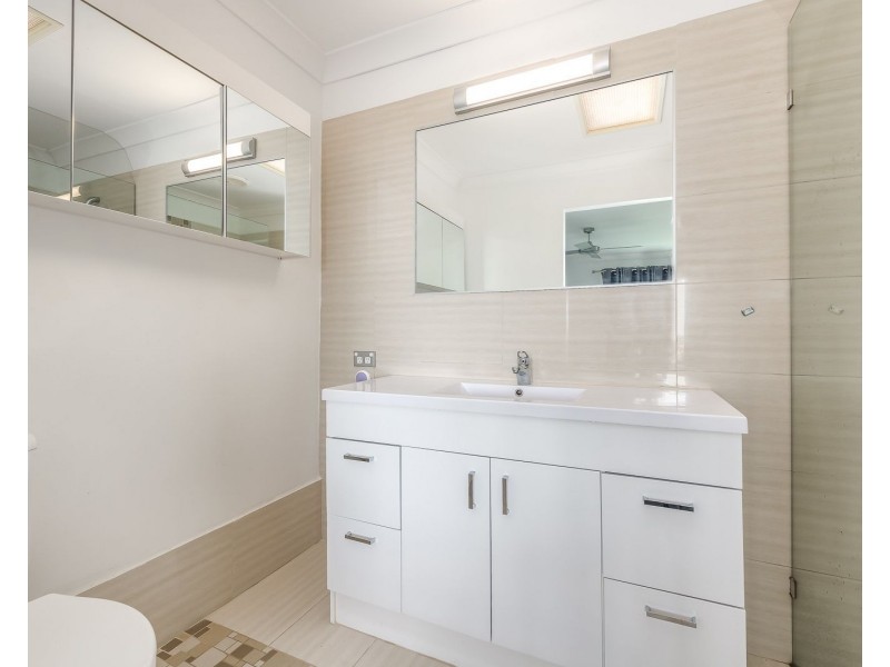 1/475 Pine Ridge Road, Runaway Bay QLD 4216