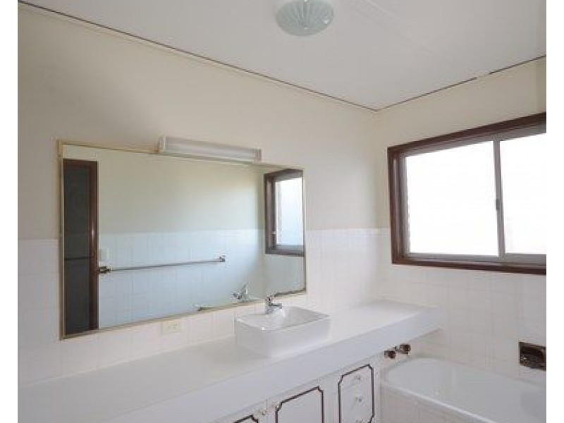 3 Canal Avenue, Runaway Bay QLD 4216