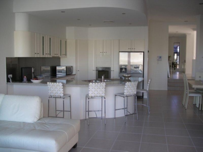 8 The Peninsula, Paradise Point QLD 4216