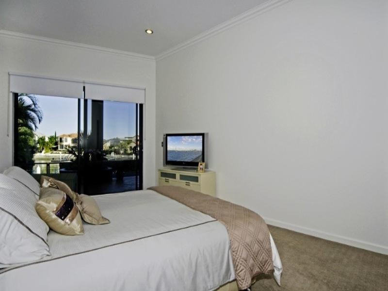 8 The Peninsula, Paradise Point QLD 4216