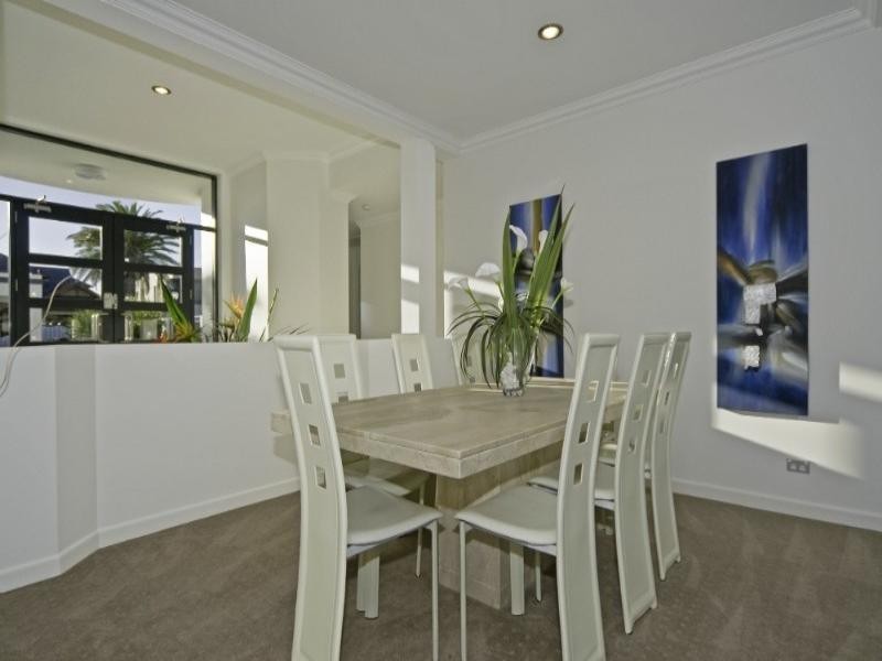 8 The Peninsula, Paradise Point QLD 4216