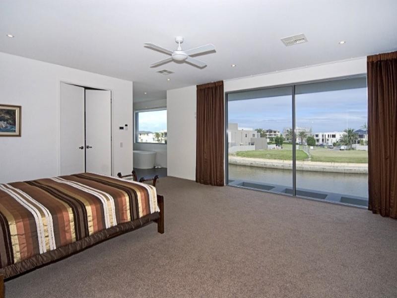 36 Knightsbridge Pde West, Paradise Point QLD 4216