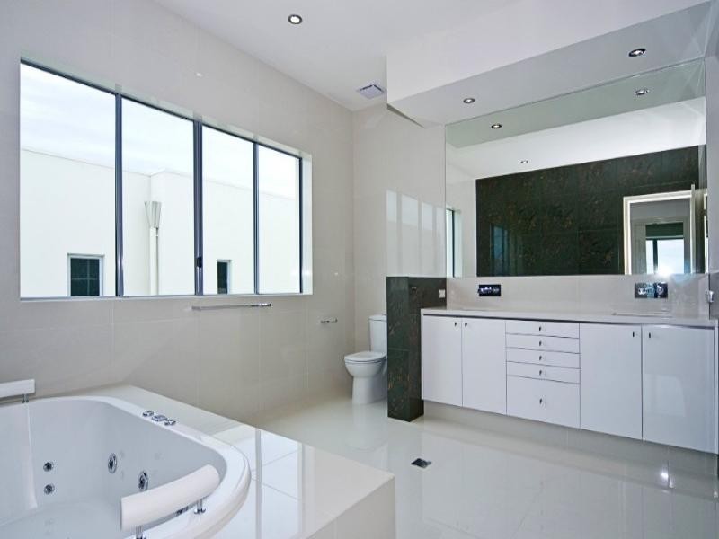 33 Royal Albert Crescent, Paradise Point QLD 4216