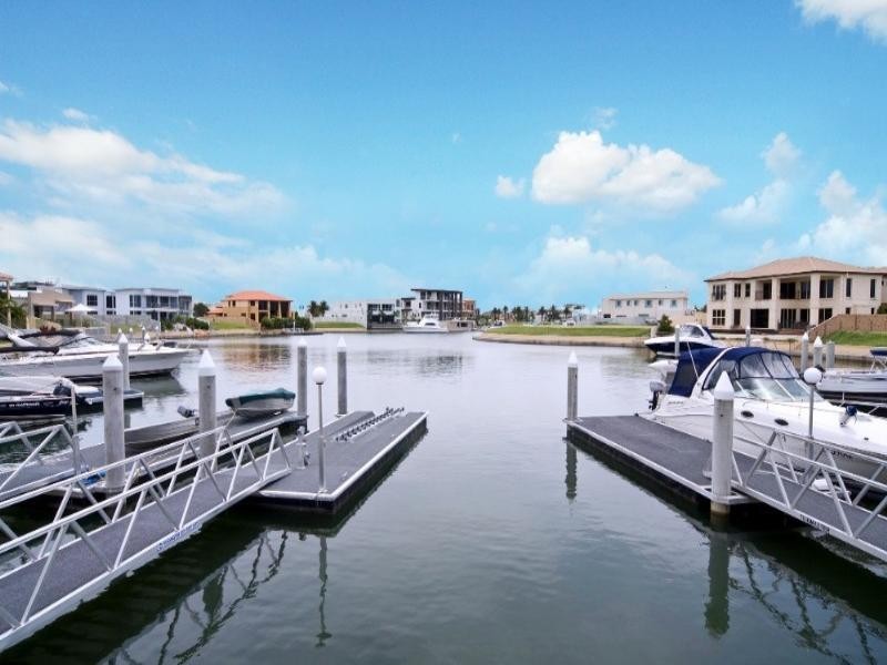 33 Royal Albert Crescent, Paradise Point QLD 4216