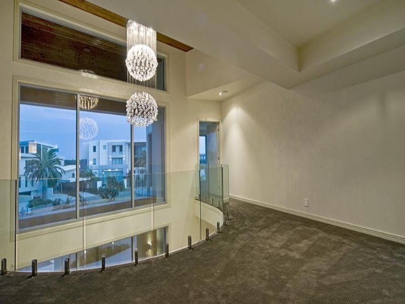 33 Royal Albert Crescent, Paradise Point QLD 4216