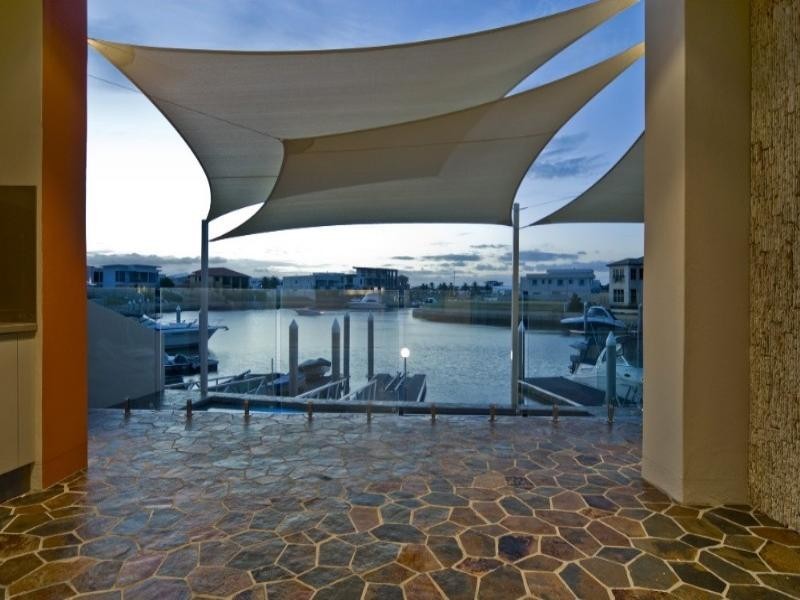 33 Royal Albert Crescent, Paradise Point QLD 4216