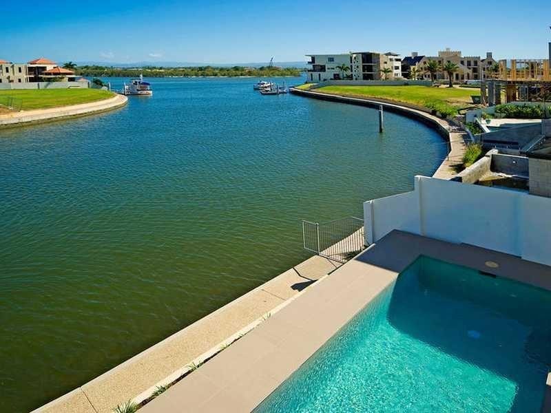 32 Knightsbridge Pde West, Paradise Point QLD 4216