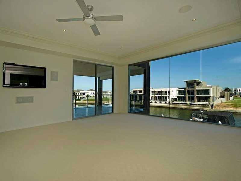 32 Knightsbridge Pde West, Paradise Point QLD 4216