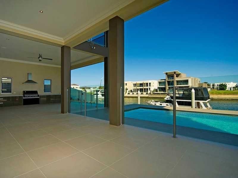 32 Knightsbridge Pde West, Paradise Point QLD 4216