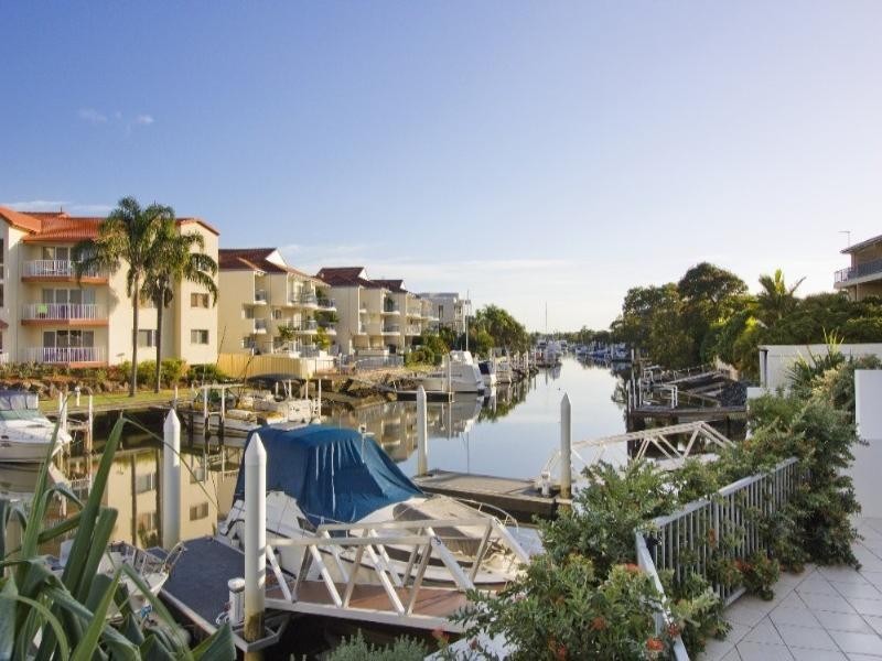 2/10 Oatland Esplanade, Runaway Bay QLD 4216