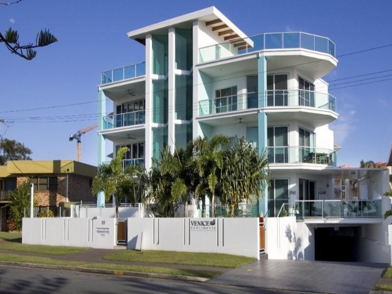 2/10 Oatland Esplanade, Runaway Bay QLD 4216