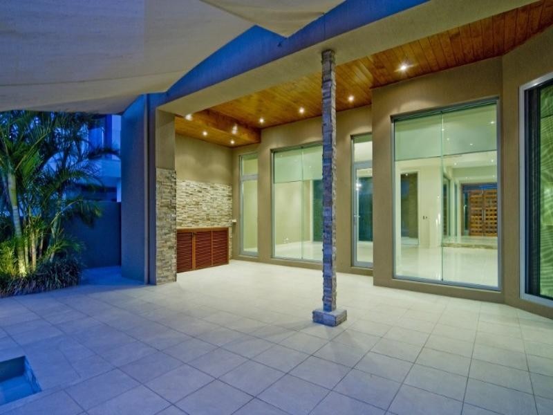 9 King James Court, Paradise Point QLD 4216