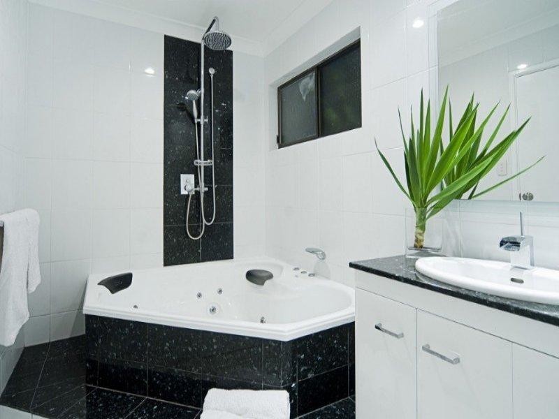 7 Tradewinds Avenue, Paradise Point QLD 4216