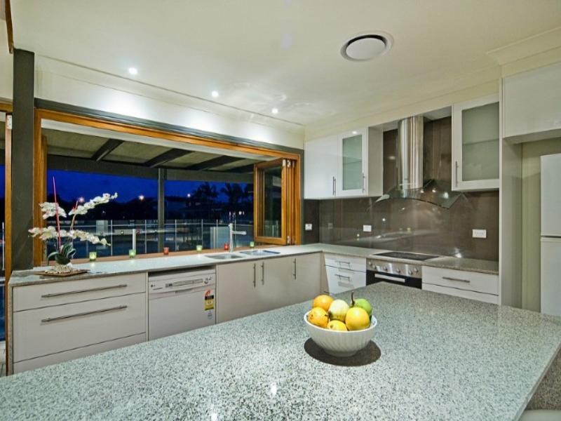 7 Tradewinds Avenue, Paradise Point QLD 4216