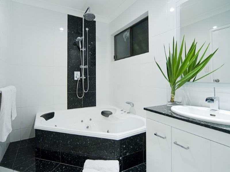 7 Tradewinds Avenue, Paradise Point QLD 4216