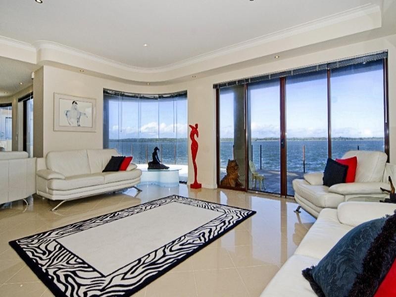 37 King Arthurs Court, Paradise Point QLD 4216