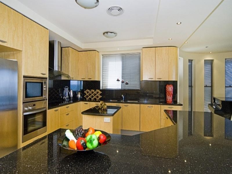 37 King Arthurs Court, Paradise Point QLD 4216