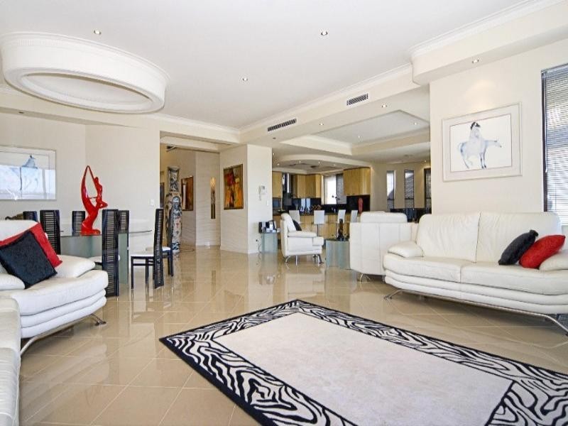 37 King Arthurs Court, Paradise Point QLD 4216