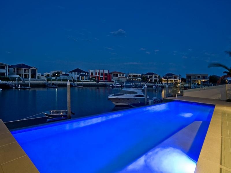 13 Queen Anne Court, Paradise Point QLD 4216