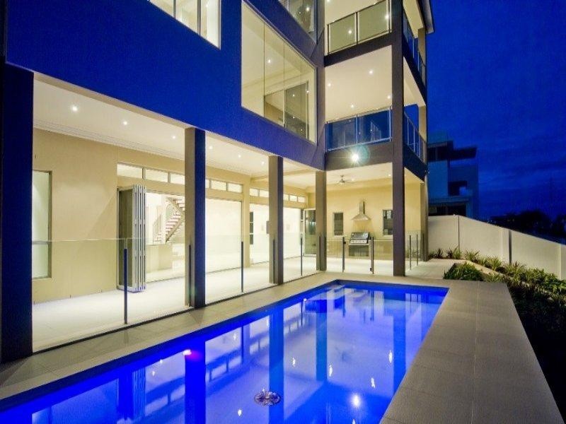 32 Knightsbridge Pde West, Paradise Point QLD 4216