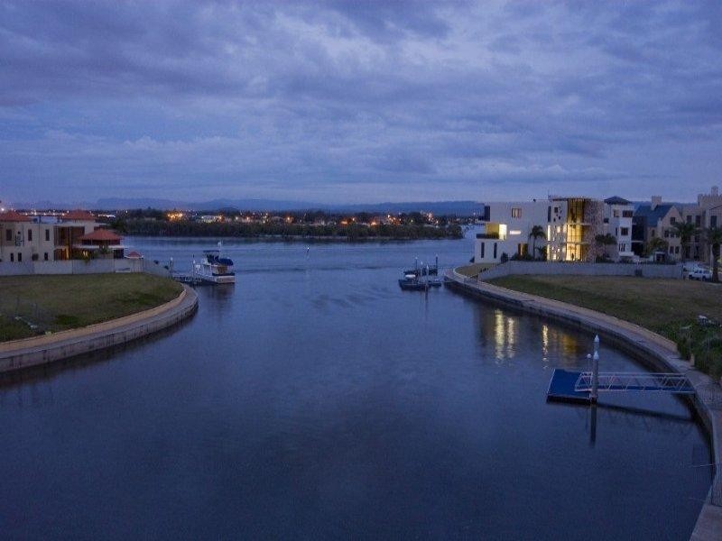 32 Knightsbridge Pde West, Paradise Point QLD 4216