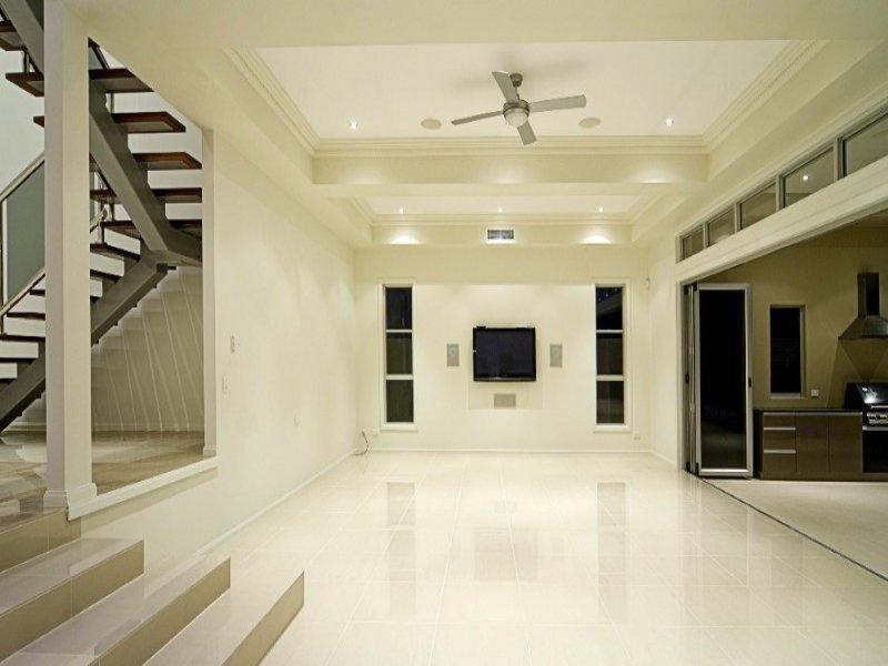 32 Knightsbridge Pde West, Paradise Point QLD 4216