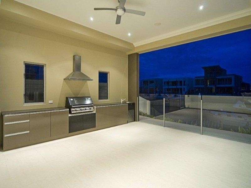 32 Knightsbridge Pde West, Paradise Point QLD 4216
