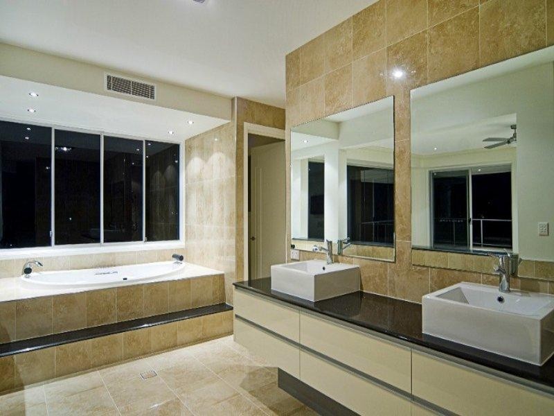 32 Knightsbridge Pde West, Paradise Point QLD 4216