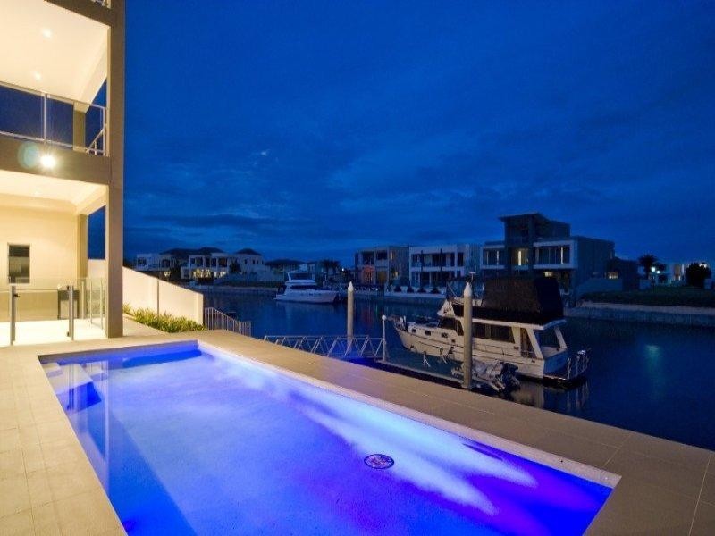 32 Knightsbridge Pde West, Paradise Point QLD 4216