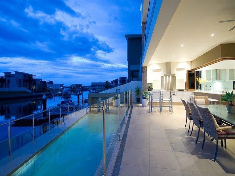 8 Royal Albert Crescent, Paradise Point QLD 4216