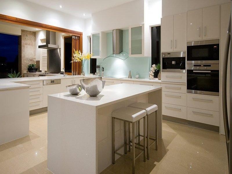 8 Royal Albert Crescent, Paradise Point QLD 4216