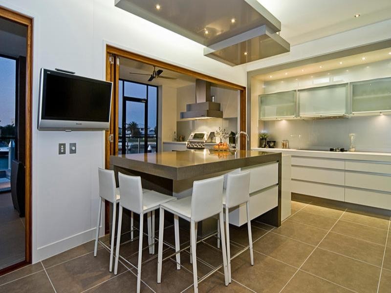 14 King Charles Drive, Paradise Point QLD 4216