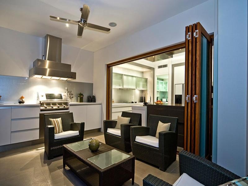 14 King Charles Drive, Paradise Point QLD 4216