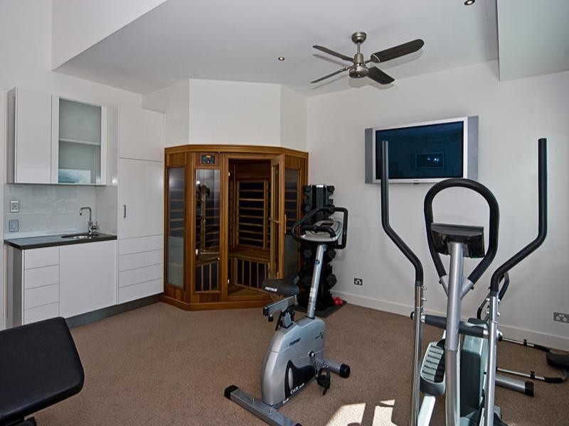 14 King Charles Drive, Paradise Point QLD 4216