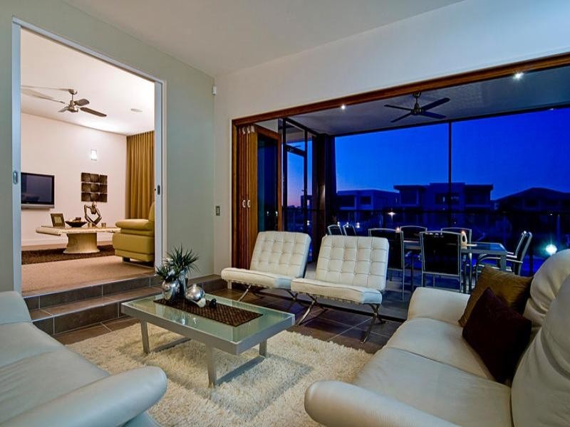 14 King Charles Drive, Paradise Point QLD 4216