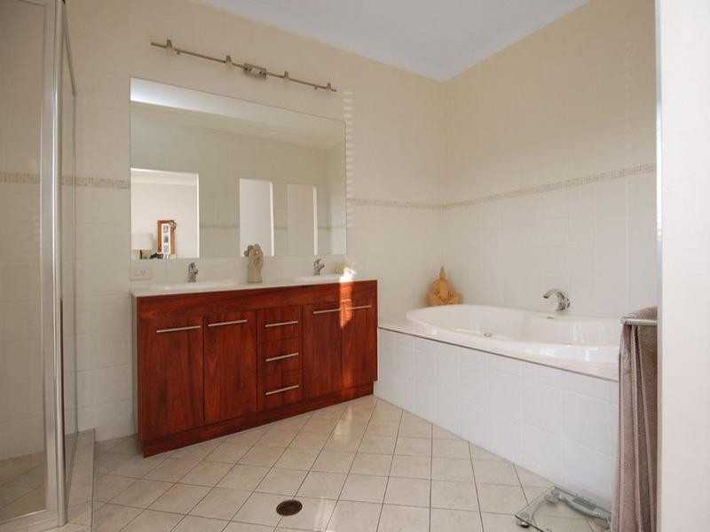 61 Arun Drive, Arundel QLD 4214