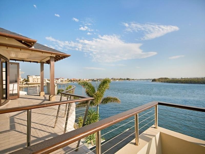 34 Hampton Court, Sovereign Islands QLD 4216