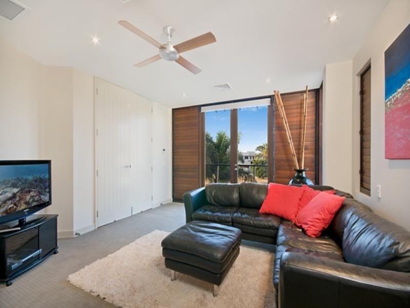 34 Hampton Court, Sovereign Islands QLD 4216