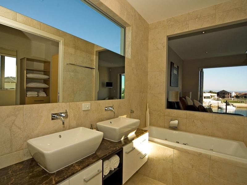 25 Royal Albert Crescent, Paradise Point QLD 4216