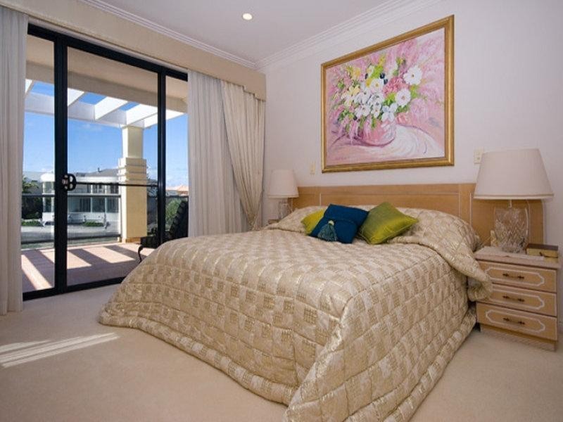 7 The Peninsula, Sovereign Islands QLD 4216