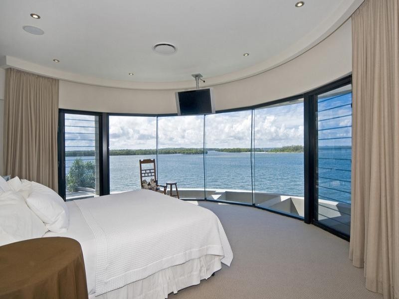 1 Knightsbridge Parade West, Paradise Point QLD 4216