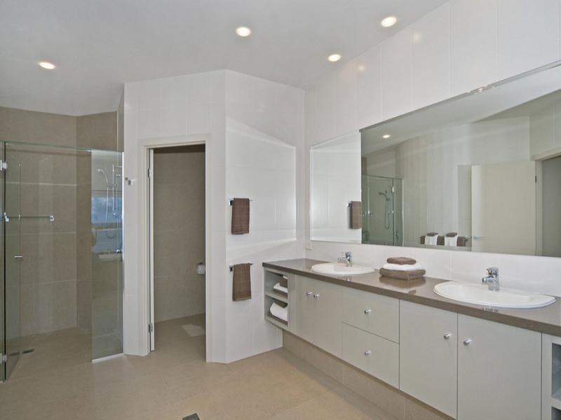 1 Knightsbridge Parade West, Paradise Point QLD 4216