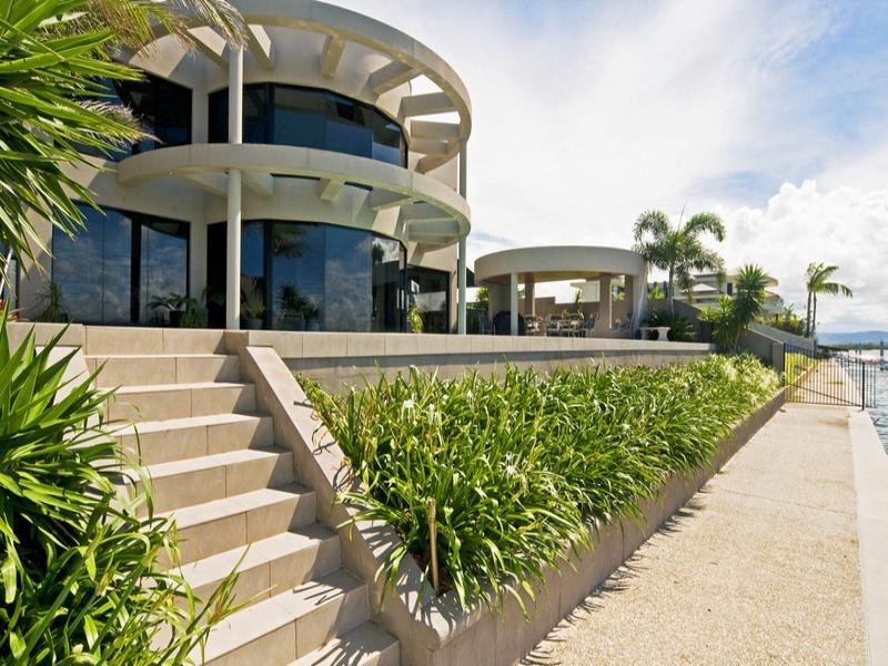 1 Knightsbridge Parade West, Paradise Point QLD 4216