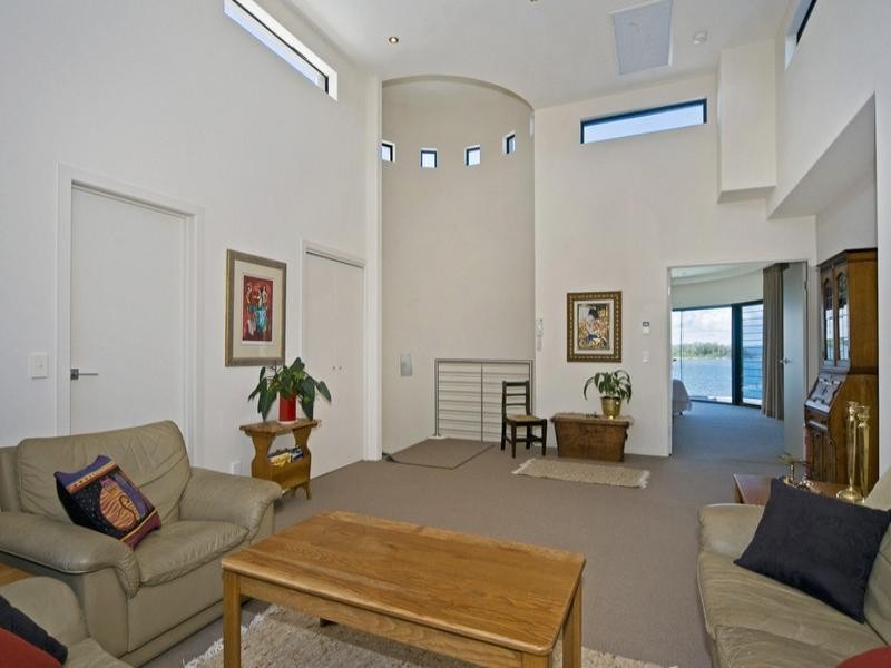 1 Knightsbridge Parade West, Paradise Point QLD 4216