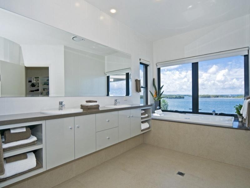 1 Knightsbridge Parade West, Paradise Point QLD 4216