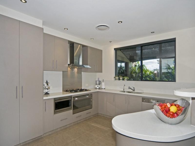 1 Knightsbridge Parade West, Paradise Point QLD 4216