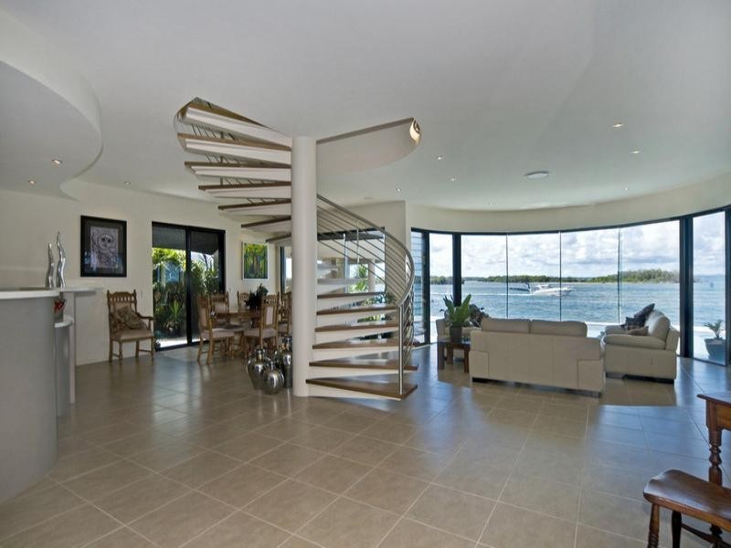 1 Knightsbridge Parade West, Paradise Point QLD 4216