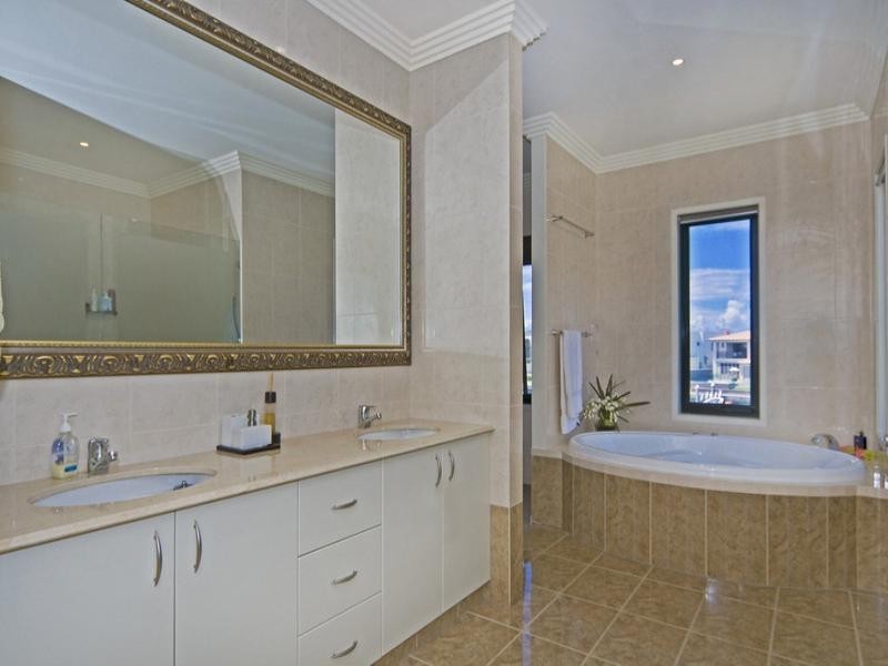 Paradise Point QLD 4216