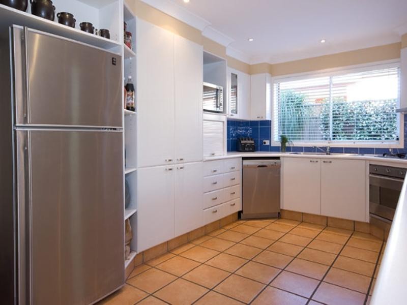 10 Huon Crescent, Runaway Bay QLD 4216