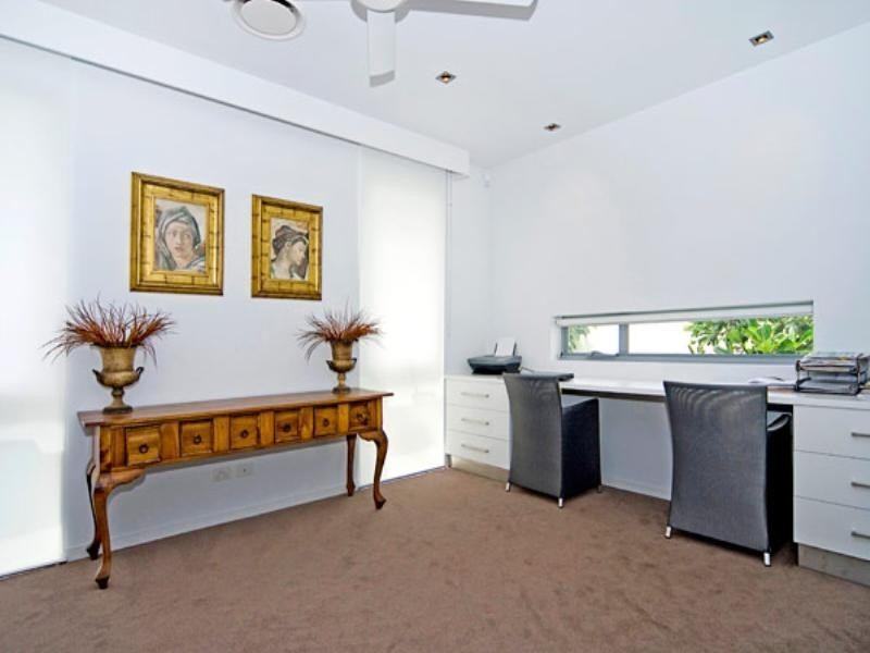 33 Knightsbridge Parade East, Paradise Point QLD 4216